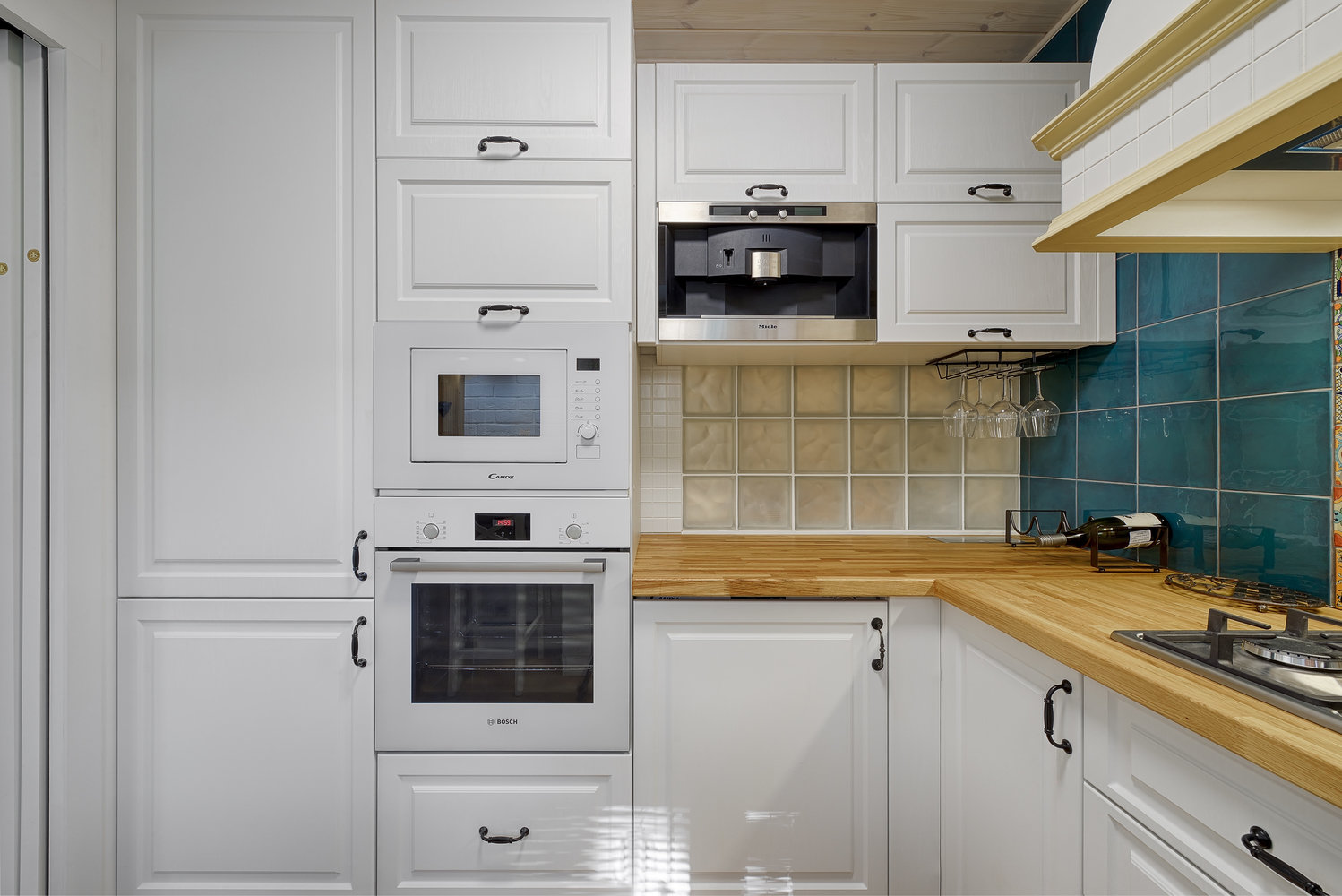 Часть фартука — это стеклоблоки, пропускающие свет. Часть фартука — это стеклоблоки, пропускающие свет.