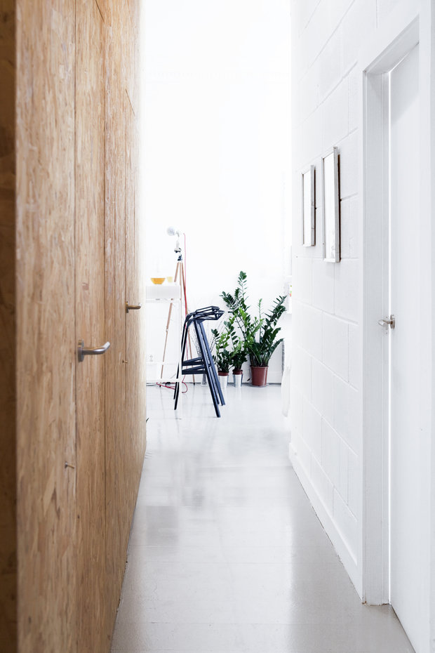 Фотография: Прихожая в стиле Скандинавский, Эко, Современный, Малогабаритная квартира, Квартира, Планировки, Аксессуары, Eames, Gorenje, Декор, Мебель и свет, Белый, Минимализм, Проект недели, Перепланировка, Переделка, Москва, Бежевый, Голубой, Коричневый, ИКЕА, Little Green, Merci, Гарри Нуриев, Дмитрий Воронцов, Crosby Studios – фото на INMYROOM