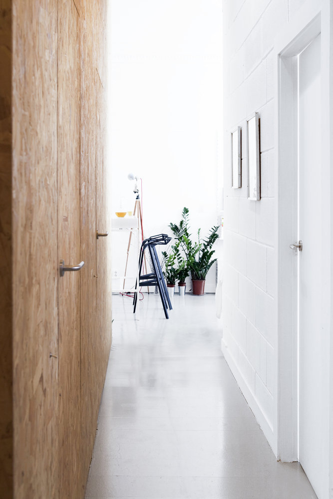 Фотография: Прихожая в стиле Скандинавский, Эко, Современный, Малогабаритная квартира, Квартира, Планировки, Аксессуары, Eames, Gorenje, Декор, Мебель и свет, Белый, Минимализм, Проект недели, Перепланировка, Переделка, Москва, Бежевый, Голубой, Коричневый, ИКЕА, Little Green, Merci, Гарри Нуриев, Дмитрий Воронцов, Crosby Studios – фото на INMYROOM