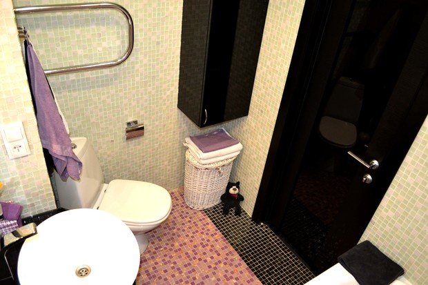 Фото из портфолио Двухкомнатная квартира с черной кухней. – фотографии дизайна интерьеров на INMYROOM