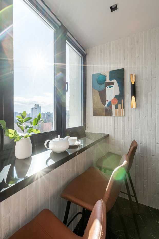 На лоджии сделали широкий подоконник, который можно использовать как барную стойку или рабочий стол. На полу и на стенах сделали теплый пол.