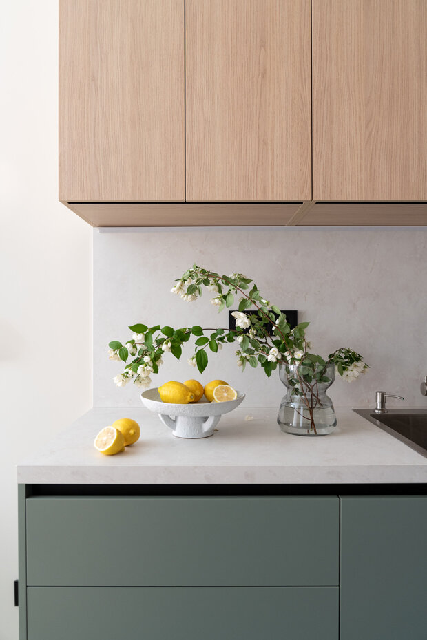 Фотография: Кухня и столовая в стиле Современный, Малогабаритная квартира, Квартира, Проект дня, 1 комната, Монолитно-кирпичный, Юлия Волкова – фото на INMYROOM