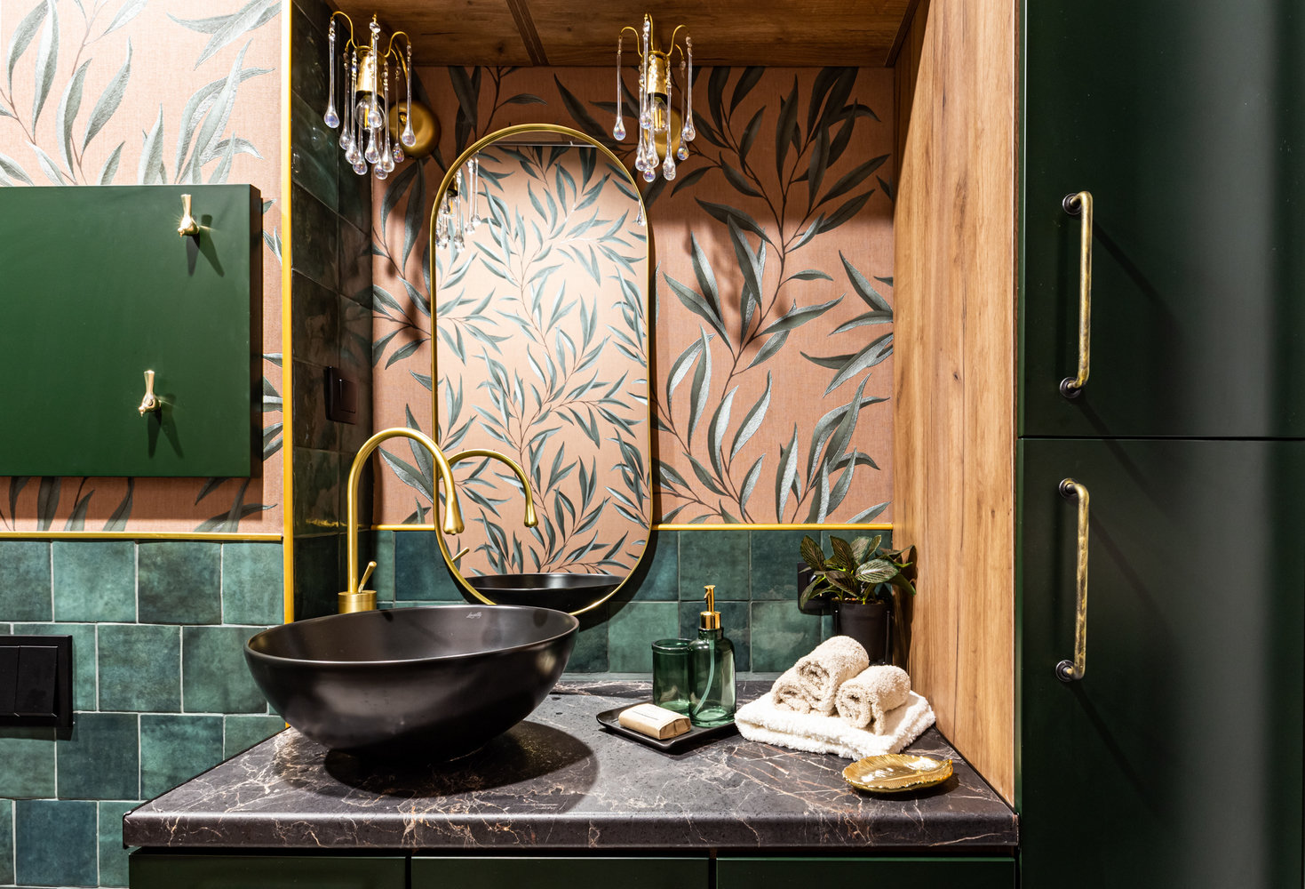 Помимо кафельной плитки, в санузле использованы флизелиновые обои, которые были покрыты финишной влагозащитной пропиткой Decorazza. Мебель для санузла изготавливалась на заказ. Помимо кафельной плитки, в санузле использованы флизелиновые обои, которые были покрыты финишной влагозащитной пропиткой Decorazza. Мебель для санузла изготавливалась на заказ.