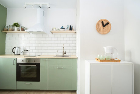  Компактная кухня с яркими фасадами