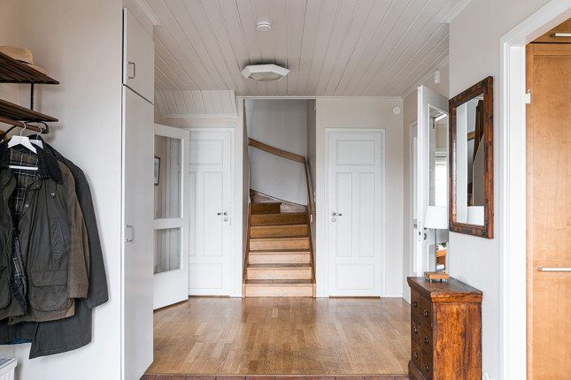 Фотография: Прихожая в стиле Скандинавский, Современный, Декор интерьера, Дом, Белый, Минимализм, Вилла, Серый, Голубой, Коричневый, 4 и больше, Более 90 метров – фото на INMYROOM