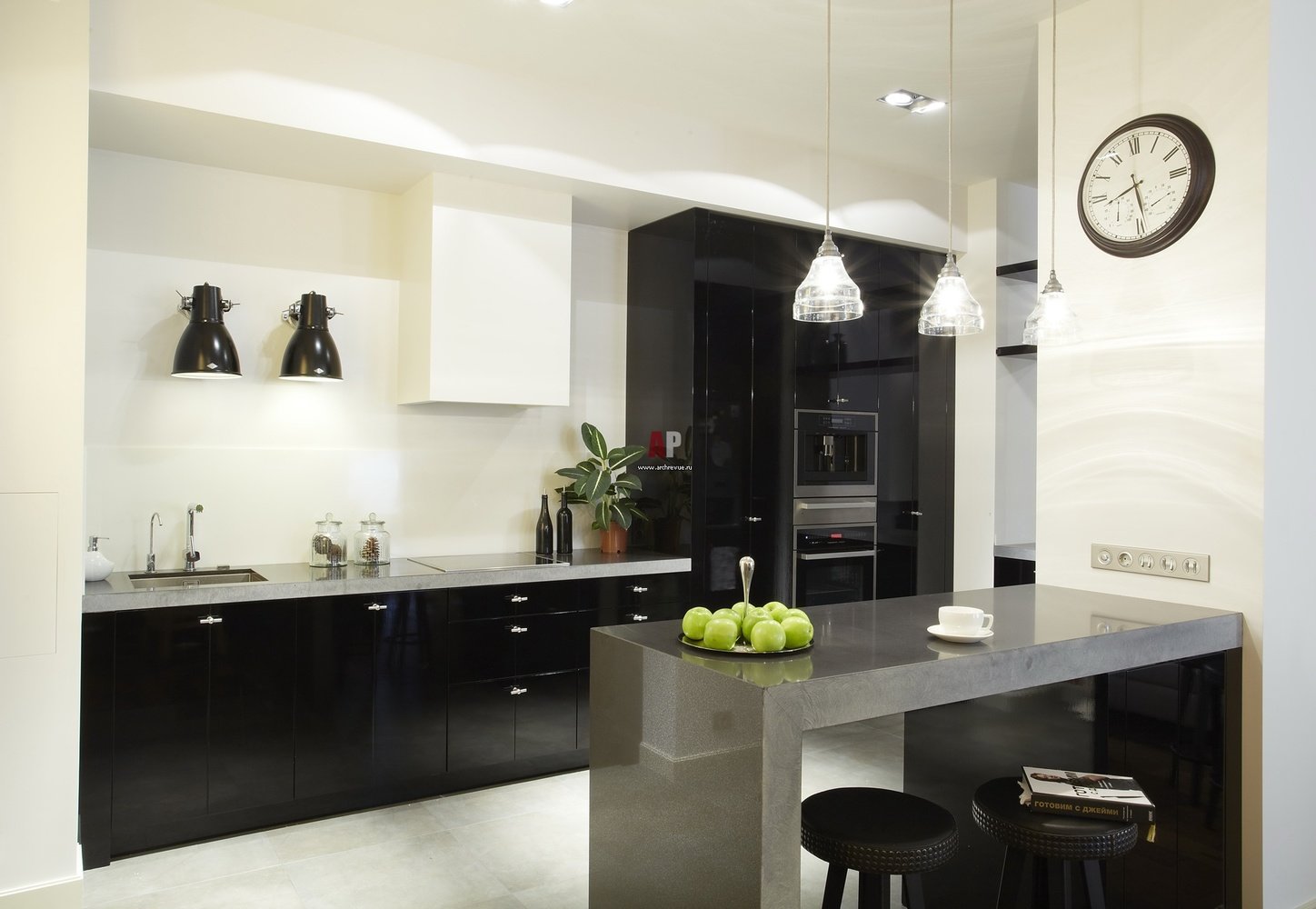 Фотография: Кухня и столовая в стиле Современный, Декор интерьера, Дизайн интерьера, Цвет в интерьере, Черный, Пол – фото на INMYROOM