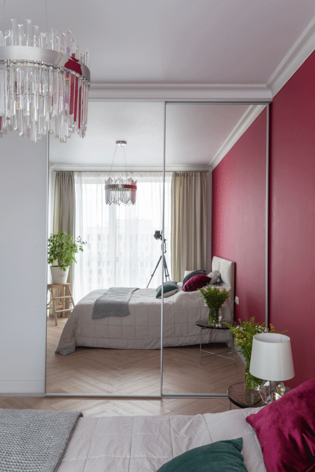 Из систем хранения — гардеробная при спальне, в которую ведут раздвижные стеклянные двери, шкаф в прихожей, тоже с раздвижными дверями-купе. Все системы хранения сделаны на заказ, это помогло сэкономить. 