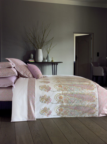 Фотография: Спальня в стиле Современный, Текстиль, Индустрия, События, Плед – фото на INMYROOM Фотография: Спальня в стиле Современный, Текстиль, Индустрия, События, Плед – фото на INMYROOM