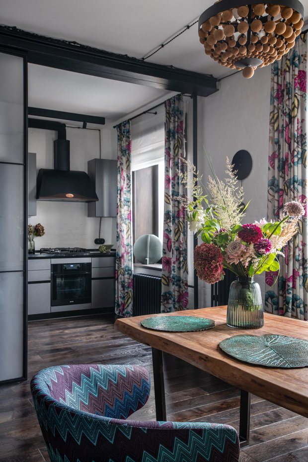 Оконные проемы обрамили натуральным дубом в темном оттенке.