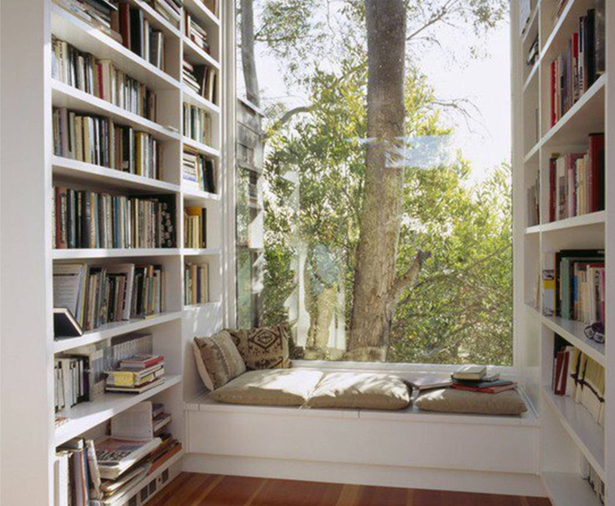 Фотография: в стиле , Советы, идеи для малогабариток, как разместить книги в интерьере, хранение книг в небольшой квартире – фото на INMYROOM