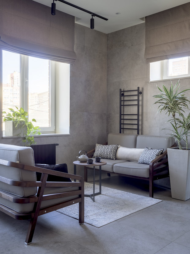 В зоне отдыха на втором этаже использовали красивую садовую мебель из дерева.