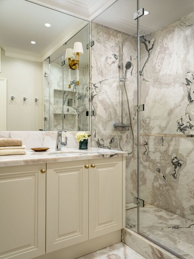 Фотография: Ванная в стиле Классический, Квартира, Проект дня, Москва, Фрунзенская набережная, Сталинка, 4 и больше, Более 90 метров, Виктория Власова, неоклассика с элементами современного – фото на INMYROOM