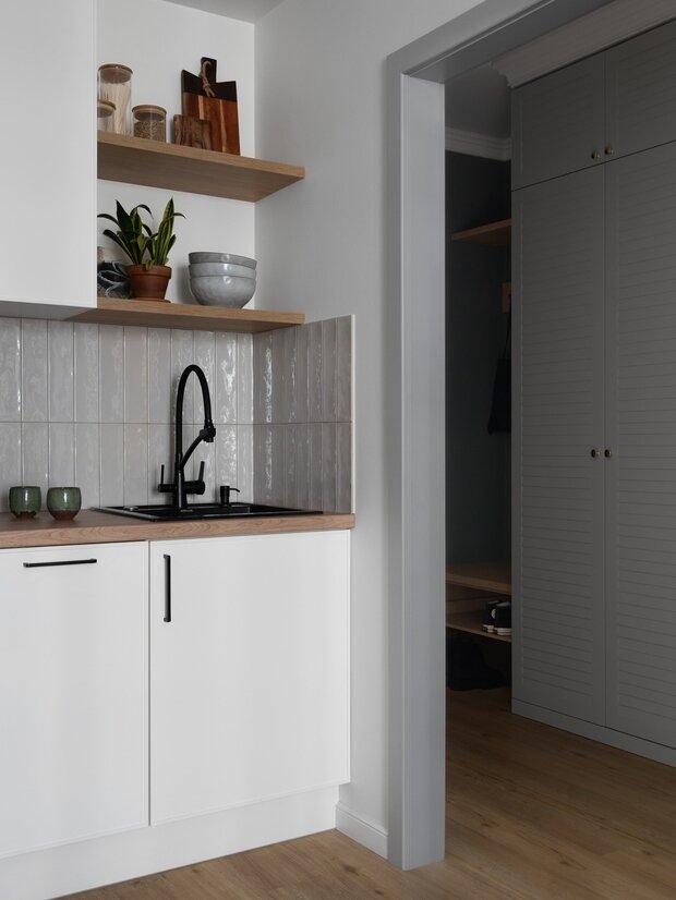 Фотография: Кухня и столовая в стиле Скандинавский, Современный, Минимализм, Квартира, Проект недели, Санкт-Петербург, 3 комнаты, 40-60 метров, Нина Клюс – фото на INMYROOM