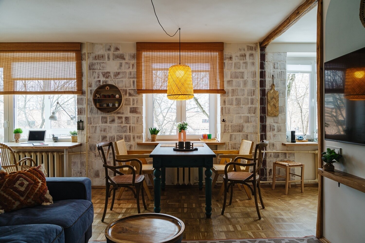 Внешние стены не стали полностью закрашивать в белый цвет, добились интересного эффекта, когда красный кирпич немного просвечивает. Внешние стены не стали полностью закрашивать в белый цвет, добились интересного эффекта, когда красный кирпич немного просвечивает.