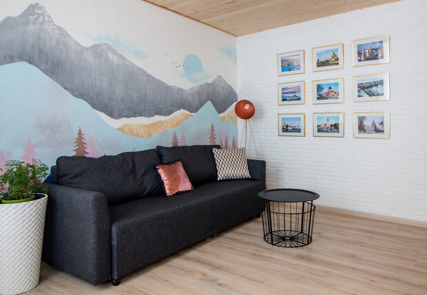 Интерьер гостиной в скандинавском стиле с элементами джапанди