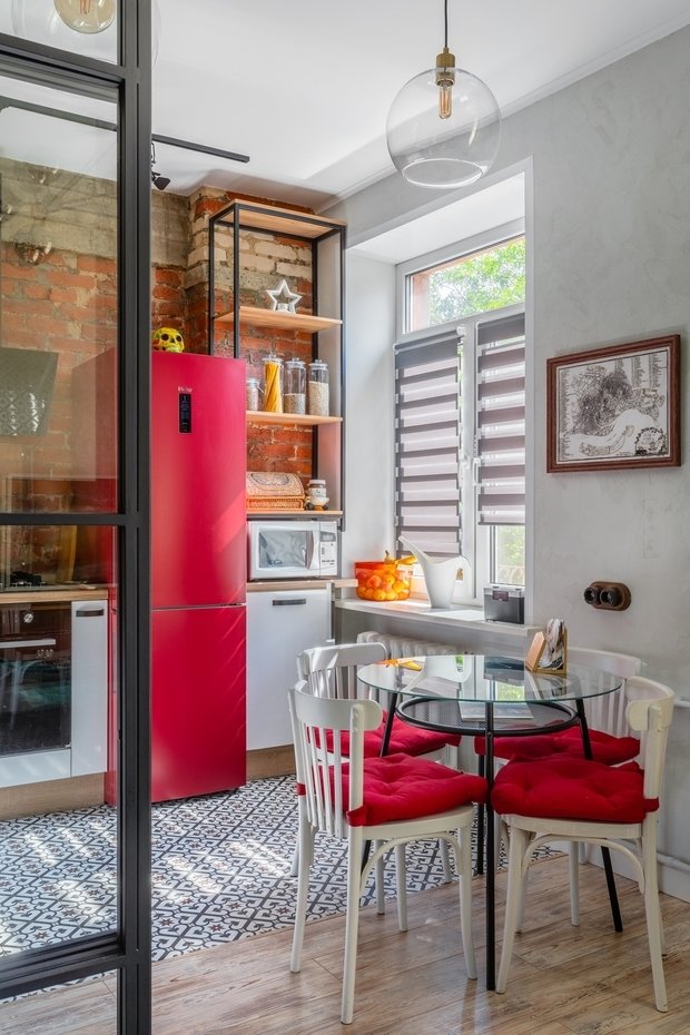 Стулья отреставрированы и покрашены в белый цвет.