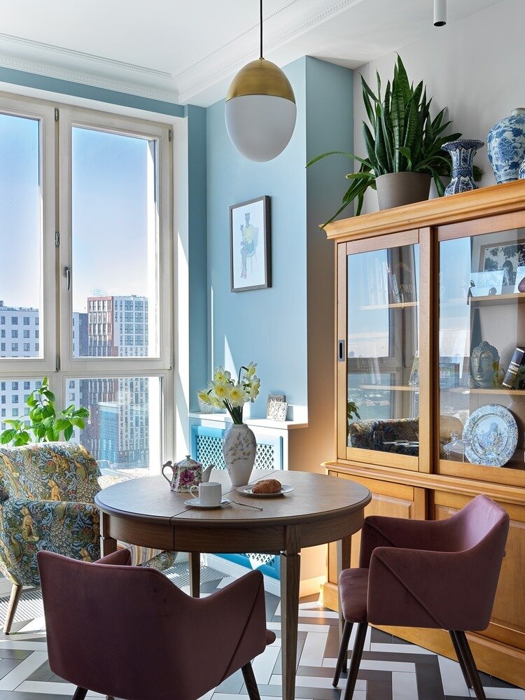 На кухне есть эркер с угловым окном. Там расположено кресло, есть возможность уютно посидеть возле окна. Все радиаторы внутрипольные. Один обычный на кухне, его обшили ГКЛ и изготовили декоративную решетку. На кухне есть эркер с угловым окном. Там расположено кресло, есть возможность уютно посидеть возле окна. Все радиаторы внутрипольные. Один обычный на кухне, его обшили ГКЛ и изготовили декоративную решетку.