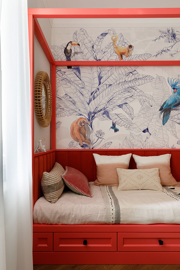 Кровать изготовлена по чертежам дизайнеров студии Yucubedesign.