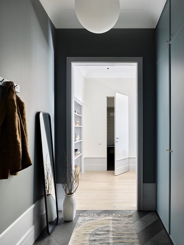 В прихожей в огромном шкафу 3×3 м нашлось место для одежды и обуви, а также для высокой лестницы и уборочного инвентаря с пылесосом.