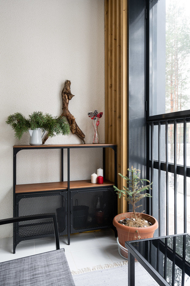 На лоджии сделали уютную зону отдыха с мебелью для сада.