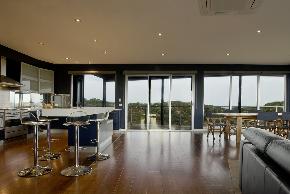 Фотография: Кухня и столовая в стиле Современный, Прованс и Кантри, Декор интерьера, Интерьер комнат, Тема месяца, Большие окна, Кухонный остров – фото на INMYROOM