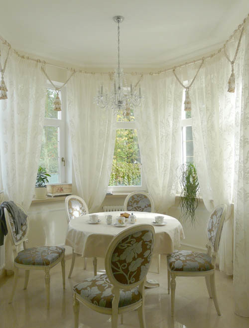 Фотография: Кухня и столовая в стиле Классический, Современный, Гостиная, Интерьер комнат, Тема месяца, Шторы – фото на INMYROOM