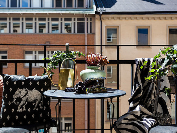 Фотография: Балкон в стиле Восточный, Кухня и столовая, Гостиная, Спальня, Скандинавский, Эклектика, Декор интерьера, Квартира, Швеция, Декор, Зеленый, Стокгольм, как создать уютную атмосферу, как обустроить двухкомнатную квартиру, 2 комнаты, 40-60 метров, как сочетать орнаменты – фото на INMYROOM