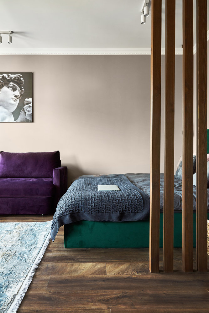 Спальню отделили с помощью реек из массива сосны.