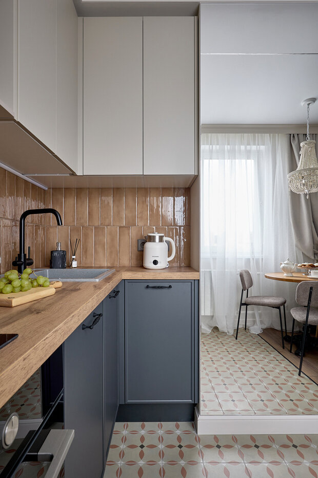 Фотография: Кухня и столовая в стиле Современный, Эклектика, Малогабаритная квартира, Квартира, Проект дня, Москва, П-44, Панельный дом, 1 комната, 40-60 метров, современный с элементами эклектики – фото на INMYROOM