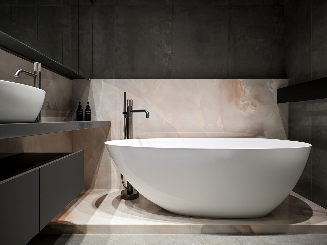 Фотография: Ванная в стиле Современный, Минимализм, Квартира, Проект дня, Москва, Монолитный дом, 3 комнаты, 60-90 метров, JTRoom, Юлия Тазулах – фото на INMYROOM Фотография: Ванная в стиле Современный, Минимализм, Квартира, Проект дня, Москва, Монолитный дом, 3 комнаты, 60-90 метров, JTRoom, Юлия Тазулах – фото на INMYROOM