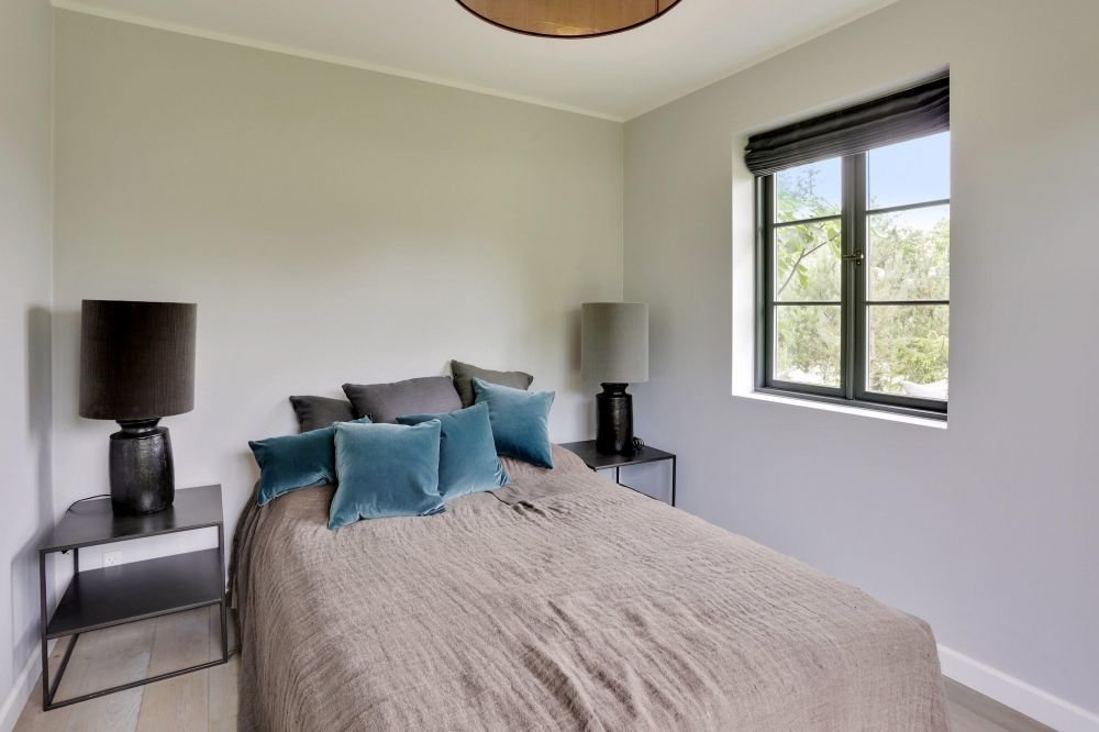 Фотография: Спальня в стиле Минимализм, Скандинавский, Современный, Дом, Белый, Серый, Коричневый, Дом и дача – фото на INMYROOM