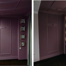 Интерьер прихожей в классическом стиле с фиолетовыми стенами и молдингами