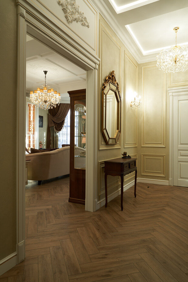 Интерьер прихожей в классическом стиле с лепниной и хрустальными люстрами