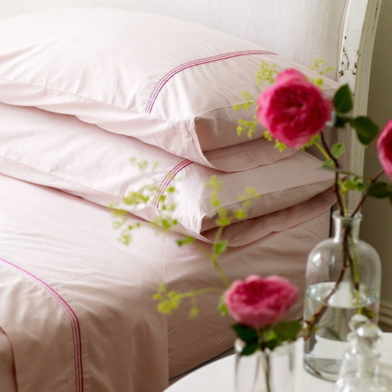 Фотография: Спальня в стиле Прованс и Кантри, Декор интерьера, Декор дома, Текстиль, Подушки, Свечи, Плед – фото на INMYROOM