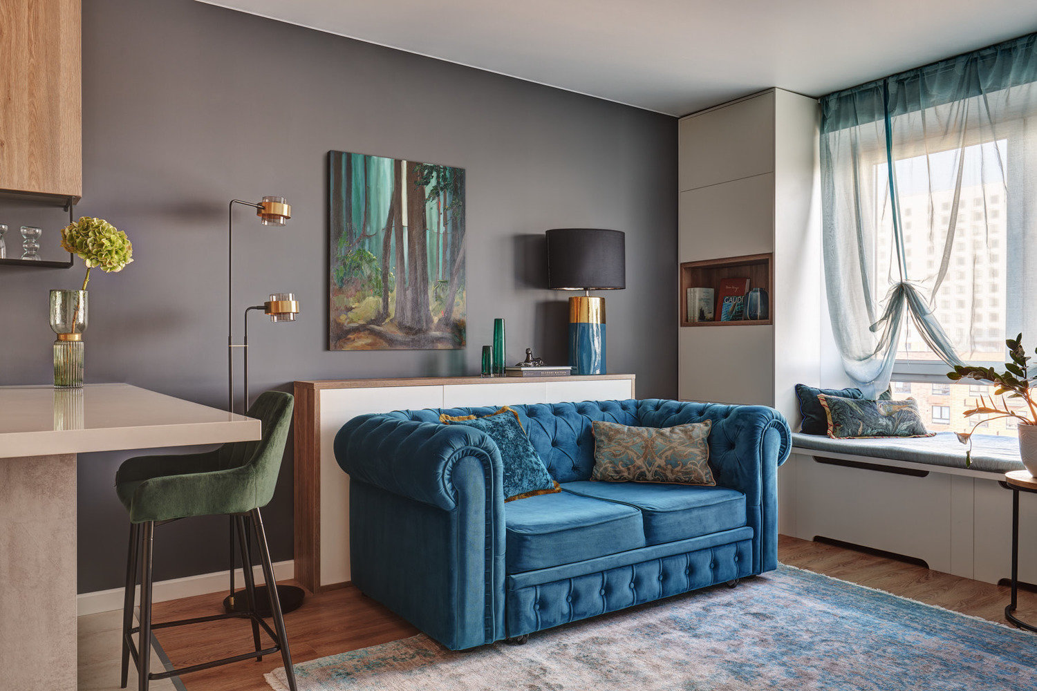 Под окном гостиной зона релакса с матрасиком и подушками, где можно поработать с ноутбуком. По бокам окна располагаются шкафы для книг и рядом столик для макияжа или для работы. Под окном гостиной зона релакса с матрасиком и подушками, где можно поработать с ноутбуком. По бокам окна располагаются шкафы для книг и рядом столик для макияжа или для работы.