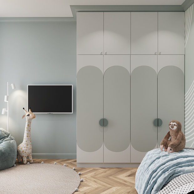 Системы хранения и вся встроенная мебель изготавливаются в России по эскизам дизайнера. В каждой комнате есть шкаф для личных вещей и дополнительно небольшая общая гардеробная.