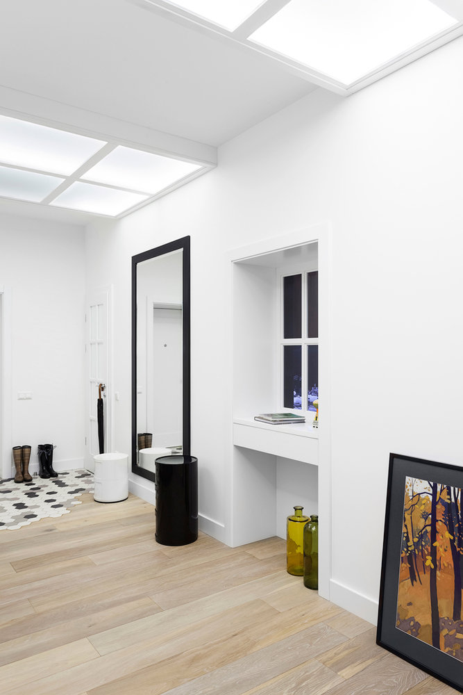 Фотография: Прихожая в стиле Современный, Минимализм, Прованс и Кантри, Классический, Скандинавский, Эклектика, Квартира, Украина, Декор, Мебель и свет, Белый, Проект недели, Черный, Бежевый, Желтый, Коричневый, Киев, SLV, Эко, Vibia, Benjamin Moore, Ralph Lauren, Wheitzer Parkett, МЕТА, Acapulco, Foskarini, Blanko, Artemidе, SEDIT, Настя Антонюк, A-III – фото на INMYROOM Фотография: Прихожая в стиле Современный, Минимализм, Прованс и Кантри, Классический, Скандинавский, Эклектика, Квартира, Украина, Декор, Мебель и свет, Белый, Проект недели, Черный, Бежевый, Желтый, Коричневый, Киев, SLV, Эко, Vibia, Benjamin Moore, Ralph Lauren, Wheitzer Parkett, МЕТА, Acapulco, Foskarini, Blanko, Artemidе, SEDIT, Настя Антонюк, A-III – фото на INMYROOM