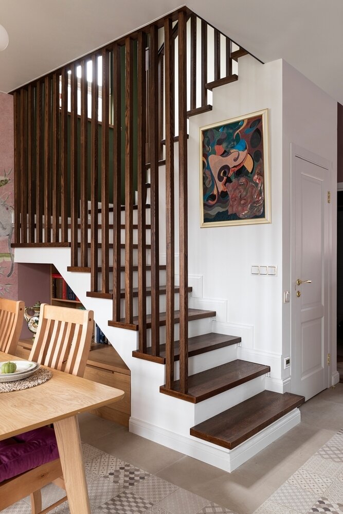 У заказчицы были любимые картины, с которыми она не хотела расставаться. Одна из любимых картин разместилась на лестнице. «Печаль утраты» перуанского художника была куплена в путешествии. Художник ее посвятил пожилой паре, у которой украли машину. Картина совпала с настроением и личными переживаниями заказчицы. Она назвала ее «Утрата печали» и развернула на 180 градусов. У заказчицы были любимые картины, с которыми она не хотела расставаться. Одна из любимых картин разместилась на лестнице. «Печаль утраты» перуанского художника была куплена в путешествии. Художник ее посвятил пожилой паре, у которой украли машину. Картина совпала с настроением и личными переживаниями заказчицы. Она назвала ее «Утрата печали» и развернула на 180 градусов.