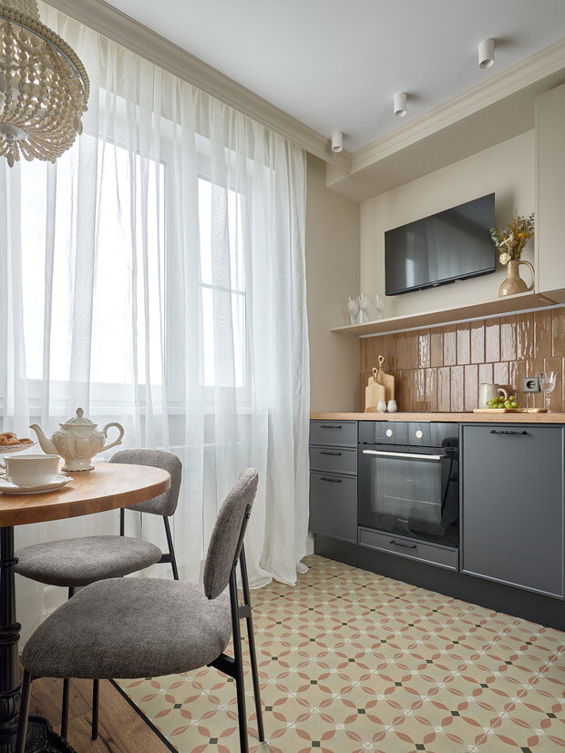 Фотография: Кухня и столовая в стиле Современный, Эклектика, Малогабаритная квартира, Квартира, Проект дня, Москва, П-44, Панельный дом, 1 комната, 40-60 метров, современный с элементами эклектики – фото на INMYROOM