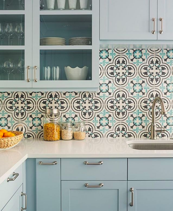 Фотография: Кухня и столовая в стиле Прованс и Кантри, Гид, Мария Соловьева-Сосновик, Евгения Матвеенко, Олеся Шляхтина, Анна Моджаро, Саша Мершиев, Иоланта Федотова, Яна Сахаревич, Максим Лангуев, Марина Егорова, Ольга Заретских – фото на INMYROOM