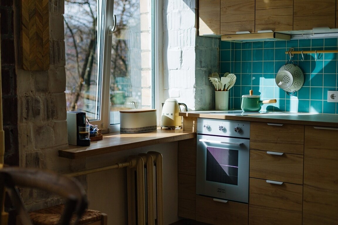 Фотография: Кухня и столовая в стиле Скандинавский, Восточный, Малогабаритная квартира, Квартира, Проект недели, Москва, Эко, Хрущевка, 2 комнаты, 40-60 метров, Павел Фотеев – фото на INMYROOM Фотография: Кухня и столовая в стиле Скандинавский, Восточный, Малогабаритная квартира, Квартира, Проект недели, Москва, Эко, Хрущевка, 2 комнаты, 40-60 метров, Павел Фотеев – фото на INMYROOM