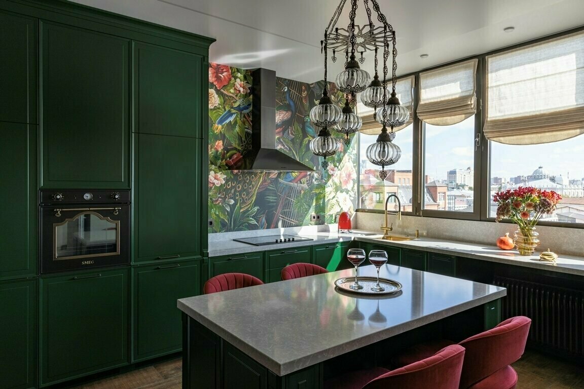 «Стиль этно — природные материалы, слоновая кость, ротанг, дерево, восточные мотивы. Это переосмысленные светильники, интерпретированные на новый лад.»