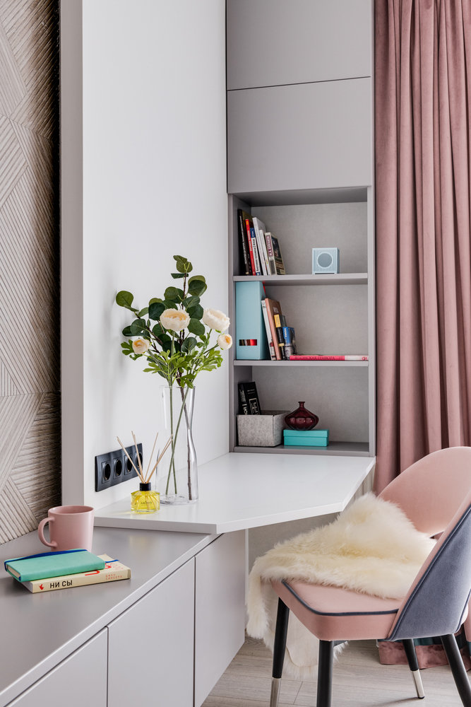 У рабочего стола оставили место для заметок и фоторамок. У рабочего стола оставили место для заметок и фоторамок.