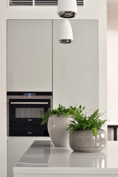 Фотография: Кухня и столовая в стиле Хай-тек, Декор интерьера, Квартира, Цвет в интерьере, Дома и квартиры, Бежевый – фото на INMYROOM