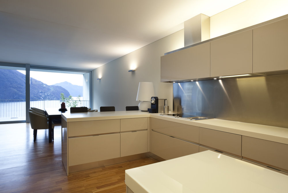 Фотография: Кухня и столовая в стиле Скандинавский, Современный, Прованс и Кантри, Декор интерьера, Интерьер комнат, Тема месяца, Большие окна, Кухонный остров – фото на INMYROOM