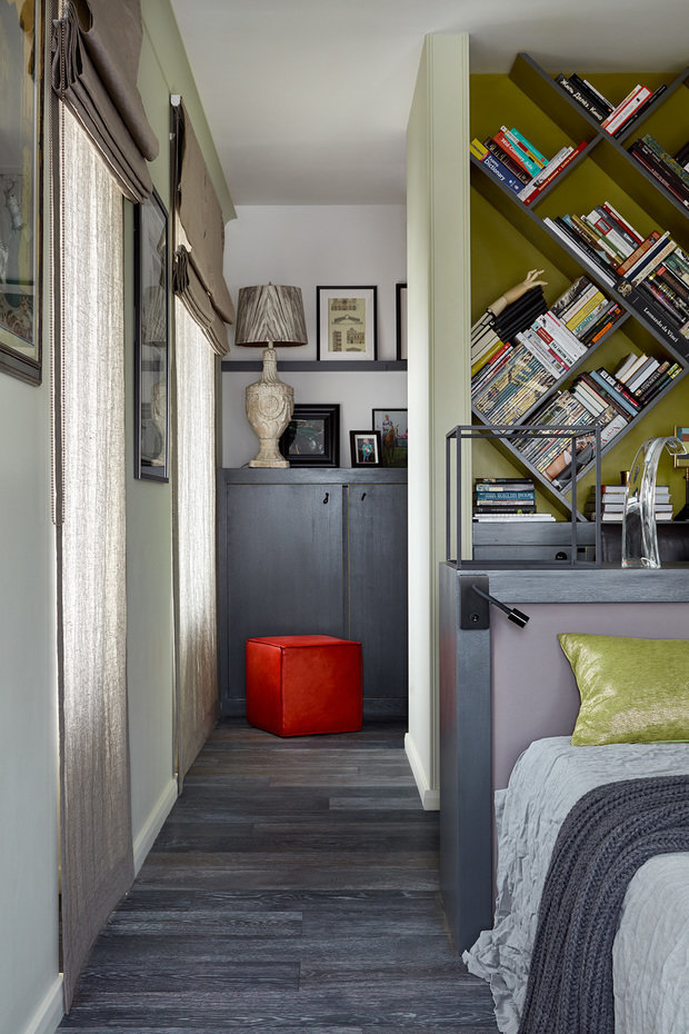 Интерьер спальни в стиле эклектика с кроватью и встроенными полками