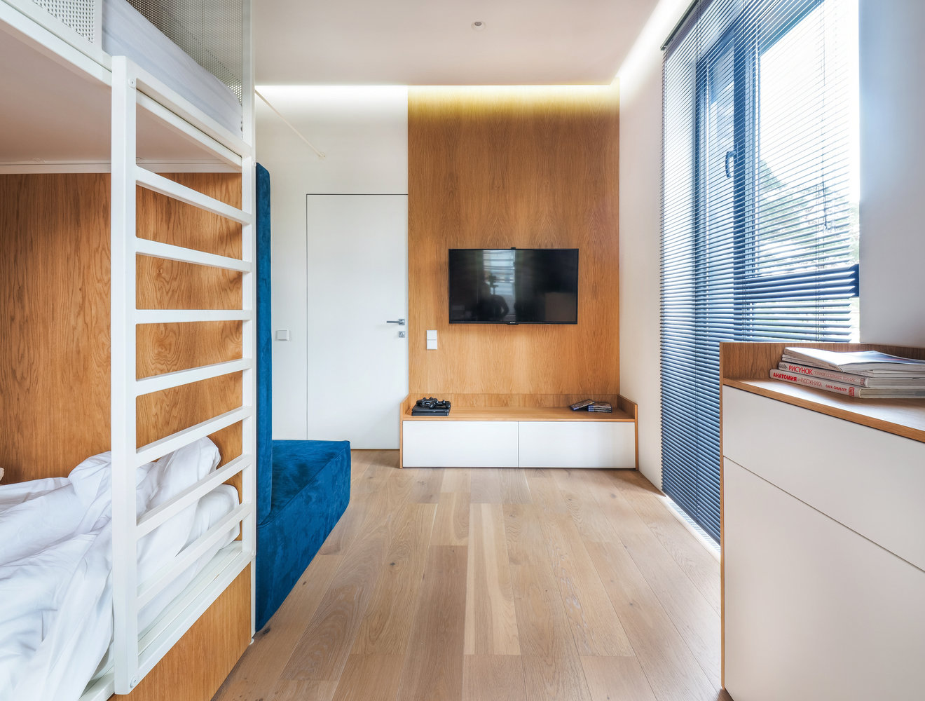 Фотография: Спальня в стиле Минимализм, Современный, Квартира, Белый, Проект недели, Бежевый, Монолитный дом, 2 комнаты, 60-90 метров, Светлогорск, Сергей Мельников, Line Design – фото на INMYROOM Фотография: Спальня в стиле Минимализм, Современный, Квартира, Белый, Проект недели, Бежевый, Монолитный дом, 2 комнаты, 60-90 метров, Светлогорск, Сергей Мельников, Line Design – фото на INMYROOM