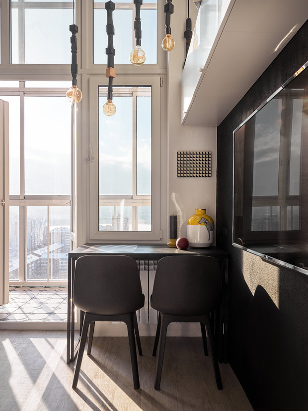 Подвесы над столом делали самостоятельно, собирали каждый по-разному, как пазл.