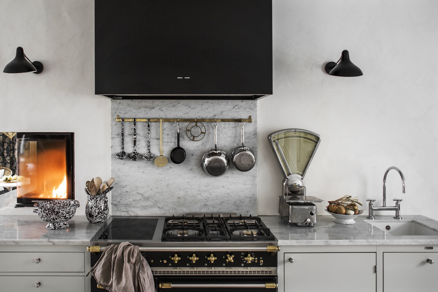 Фотография: Кухня и столовая в стиле Прованс и Кантри, Эклектика, Декор интерьера, Дом, Швеция, Винтаж, 4 и больше, Более 90 метров, переделка старого дома – фото на INMYROOM Фотография: Кухня и столовая в стиле Прованс и Кантри, Эклектика, Декор интерьера, Дом, Швеция, Винтаж, 4 и больше, Более 90 метров, переделка старого дома – фото на INMYROOM