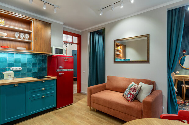 Фотография: Кухня и столовая в стиле Современный, Малогабаритная квартира, Квартира, Студия, Проект дня, Москва, до 40 метров, малогабаритки, современный с элементами ретро, фото интерьера, дизайн интерьера фото, Светлана Немцова – фото на INMYROOM